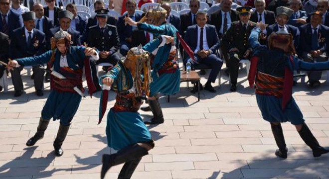 Şehitler anıtı önündekikurtuluş günü etkinliğinde 'Erik Dalı' krizi