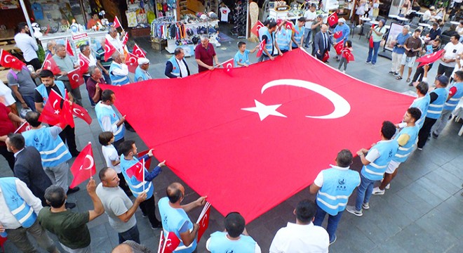 Şehitler için bayrak yürüyüşü