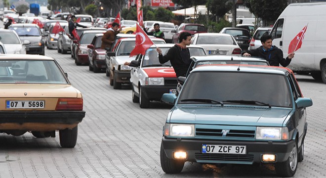 Şehitler için bayraklı konvoy