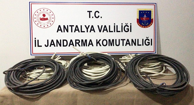 Şehitlik anıtının kablolarını keserken yakalandı