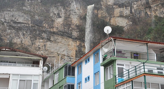 Sel suları, şelale oluşturdu