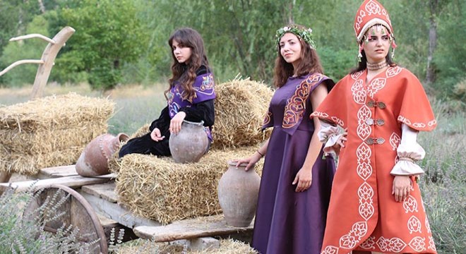 Selçuklu motiflerinden oluşan kıyafetlerin tanıtımı lavanta bahçesinde yapıldı