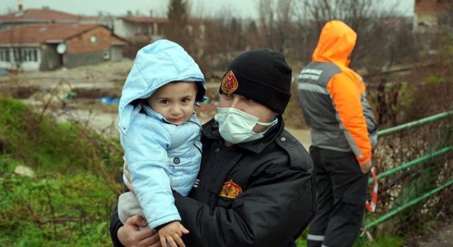 Selde evlerinde mahsur kalan 8 kişilik aile, botla kurtarıldı