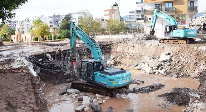 Sele neden olan derenin üzerindeki beton yıkılıyor