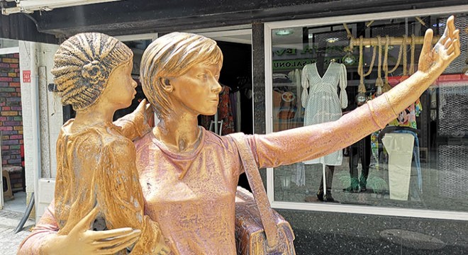 Selfie yapan kadın heykelinin elindeki telefon çalındı