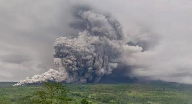 Semeru Yanardağı'nda 3 kez patlama meydana geldi