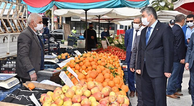 Semt pazarında koronavirüs denetimi