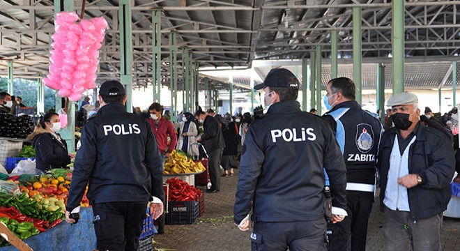Semt pazarında maske ve sigara denetimi