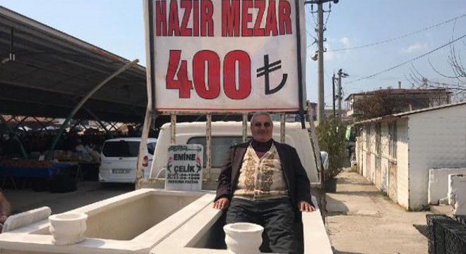 Semt pazarında satılan hazır mezarlar şaşırttı
