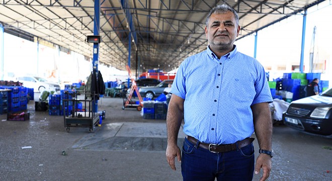 Semt pazarlarının açılması öncesi Antalya Hali'nde hareketlilik