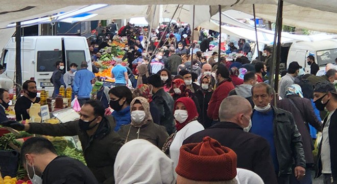 Semt pazarında iç içe alışveriş yaptılar