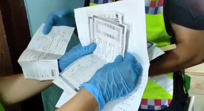 Senetler çerçevenin arkasından çıktı