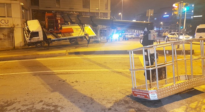 Sepetli vinç devrildi: 2 yaralı