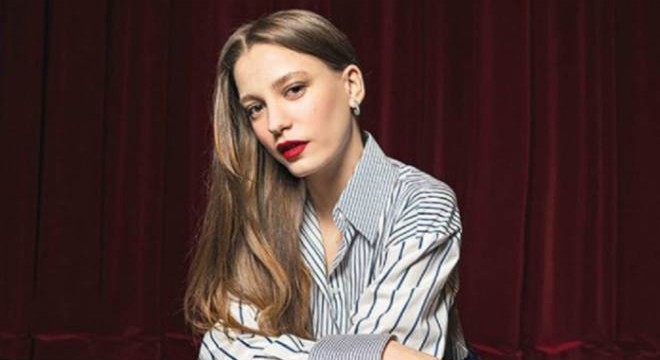 Serenay Sarıkaya'dan ebeveynlerine dair açıklama