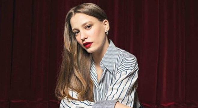 Serenay Sarıkaya dan ebeveynlerine dair açıklama