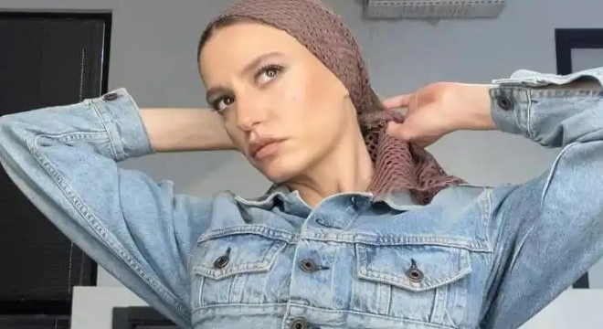 Serenay Sarıkaya nın  başörtülü  pozları gündem oldu