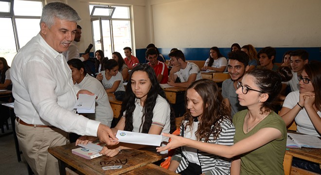 Serik Belediyesi'nden öğrencilere hediye