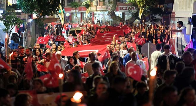 Serik'te 200 metrelik bayrakla fener alayı