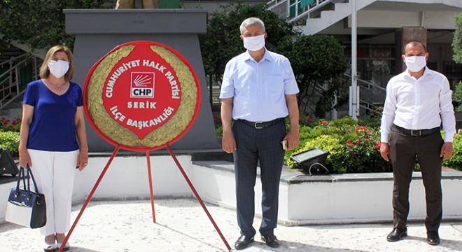 Serik'te CHP'den anıta çelenk