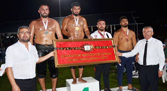 Serik'te başpehlivan Osman Aynur oldu