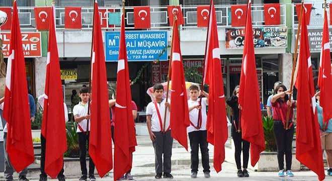 Serik'te çelenk koyma töreni