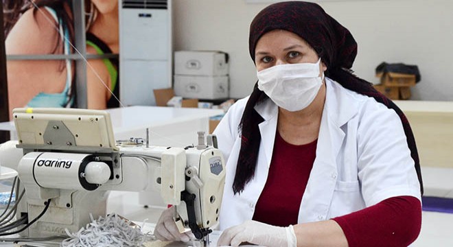 Serik'te gönüllüler maske üretiyor
