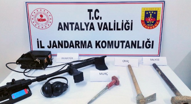 Serik'te jandarma izinsiz kazı yapanları yakaladı