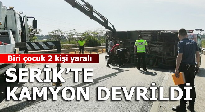 Serik'te kamyon devrildi: 2 yaralı