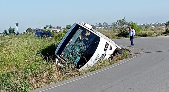 Serik'te midibüs devrildi