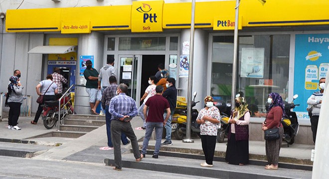 Serik'te 'nakdi yardım' kuyruğu