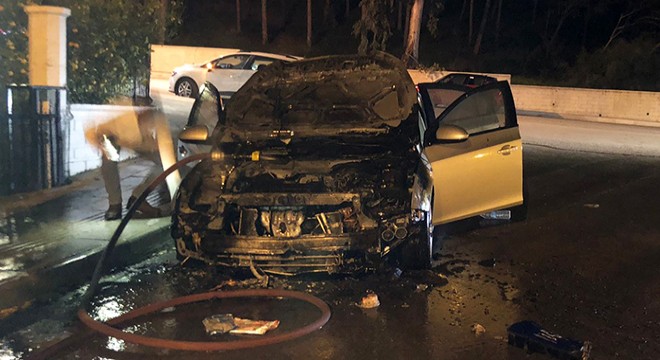 Serik'te park halindeki otomobil yandı