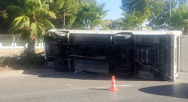 Serik'te servis midibüsü devrildi