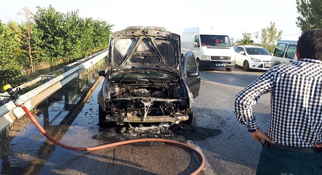 Serik'te seyir halindeki otomobil yandı
