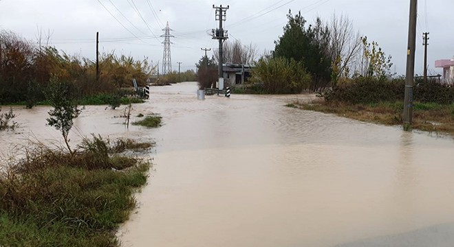 Serik'te şiddetli yağış; dereler taştı