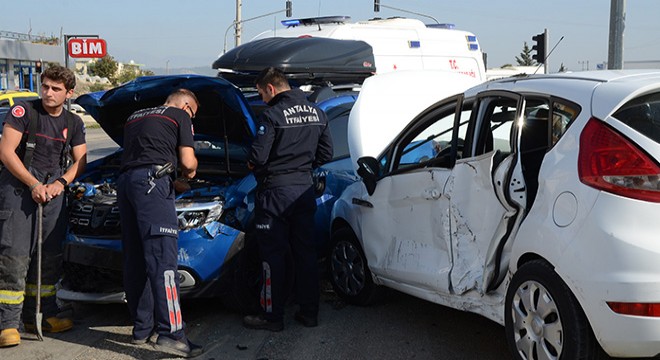 Serik'te trafik kazası : 3 yaralı