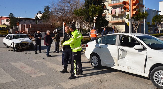 Serik'te trafik kazası: 3 yaralı