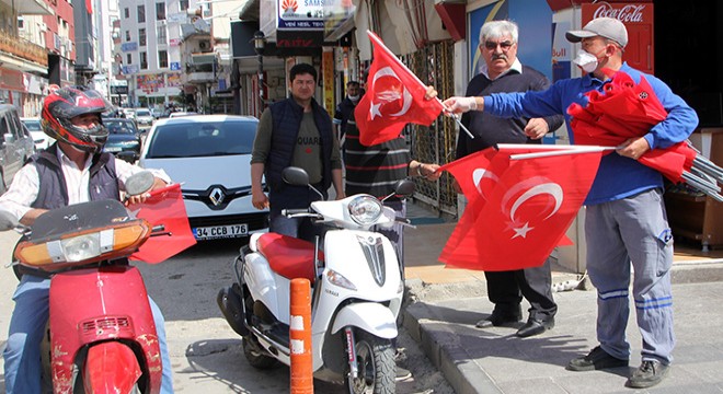 Serik'te vatandaşa bayrak dağıtımı