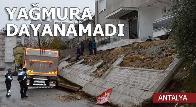 Serik'te yağmura dayanamayan duvar yıkıldı