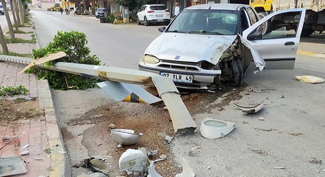 Serik'teki kazada otomobil sürücüsü yaralandı
