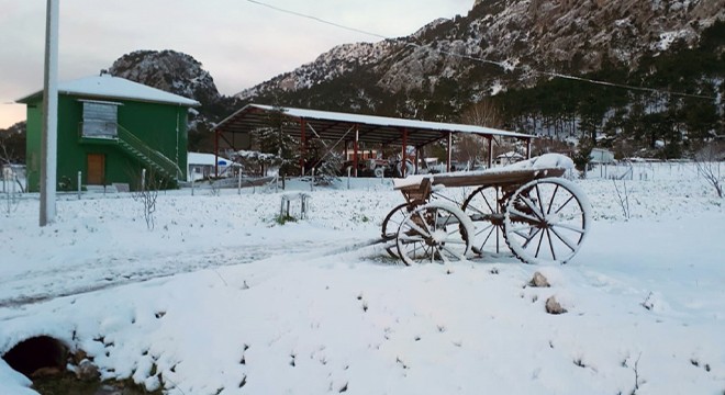 Serik e 6 yıl sonra kar yağdı