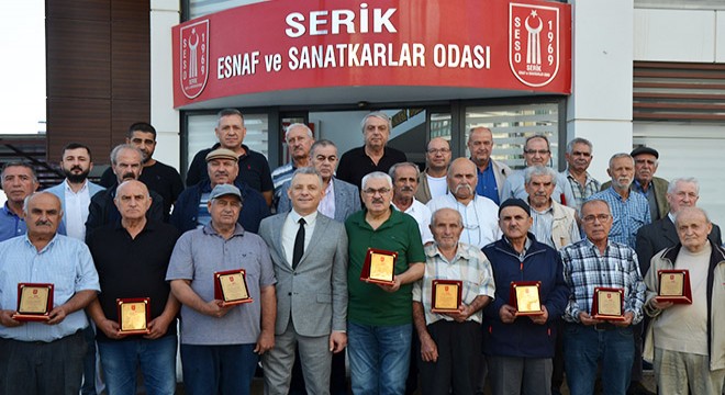 Serik te 40 yılını dolduran esnafa plaket