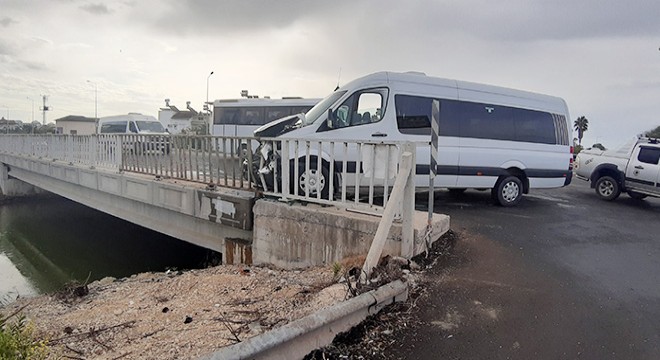 Serik te minibüsle otomobil çarpıştı: 1 yaralı