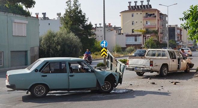 Serik te otomobiller çarpıştı: 4 yaralı