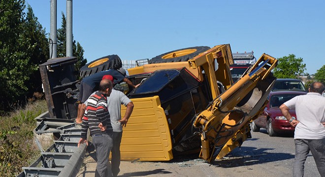 Serik te tur midibüsü ile kepçe çarpıştı: 1 yaralı