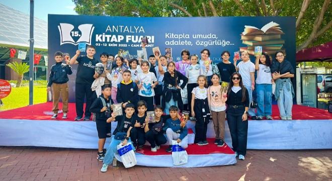 Serikli öğrenciler kitap fuarında