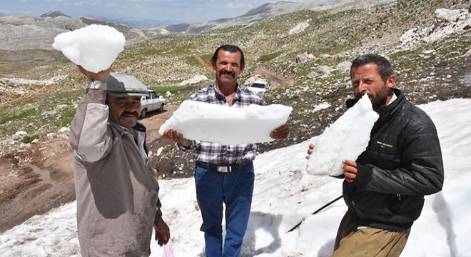 Serinlemek için Toroslardan kar kütleleri taşıyorlar