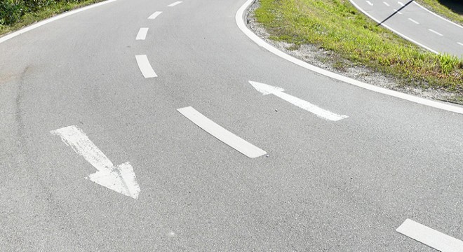 Şerit ihlali yapan otomobil kazaya neden oldu