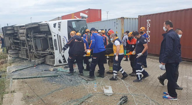 Servis midibüsü, bariyerlere çarpıp devrildi: 3'ü ağır, 20 yaralı