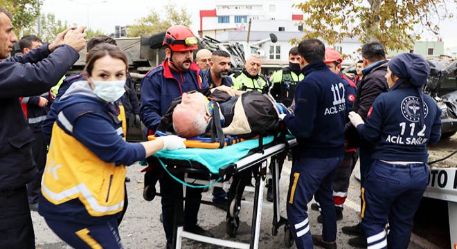 Servis midibüsü ile minibüs çarpıştı: 17 yaralı