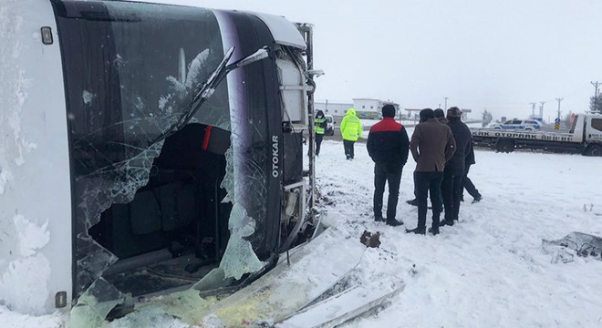 Servis midibüsü, karlı yolda devrildi: 11 yaralı